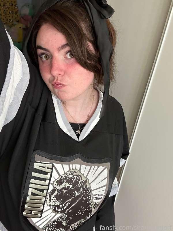 here’s some selfies from last night when i streamed :3 

thought the look of the jersey with the bow was really cute together!!