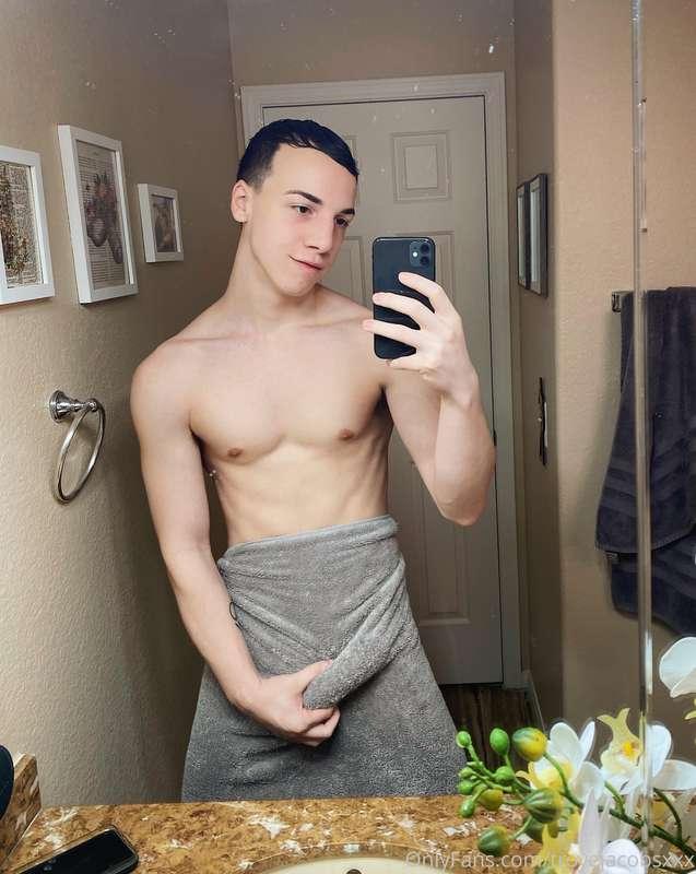 Swipe to see me drop my towel 🥵 made it to Vegas! Collabs st..