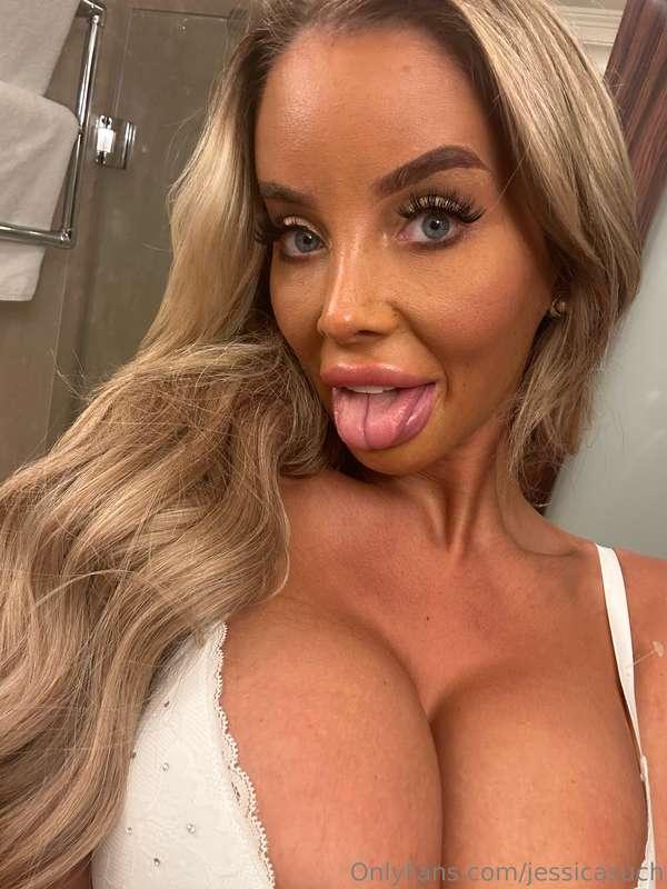 This tongue does very bad things… Come see exactly what in m..
