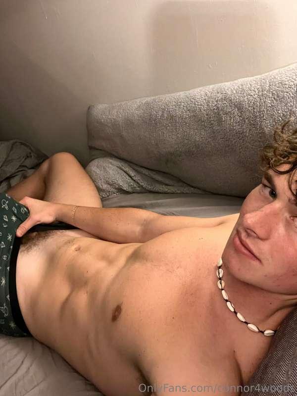 My new bed is super comfi ;) come join me