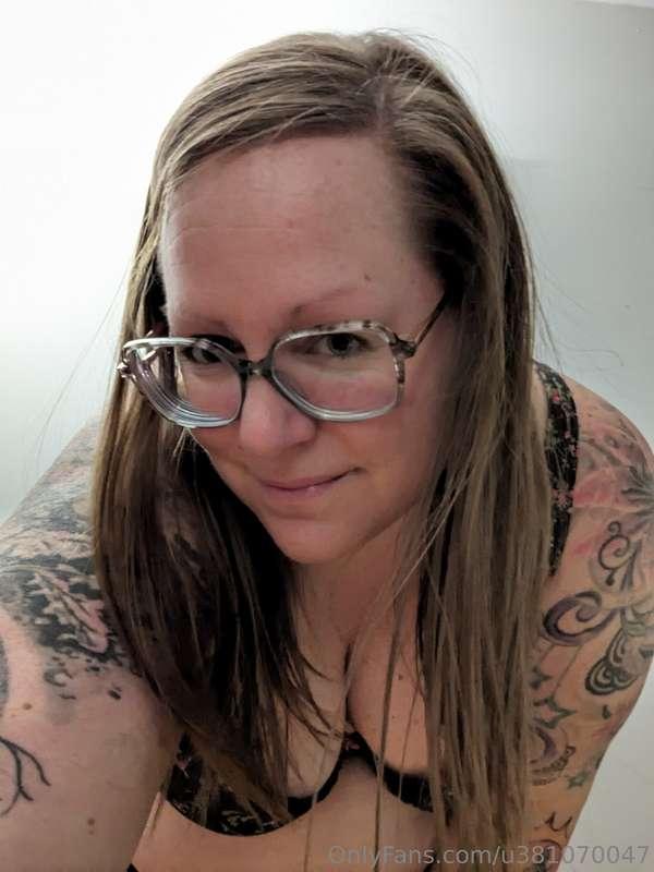 Do you like my new glasses? 🧐  Good night my lovers, I give ..