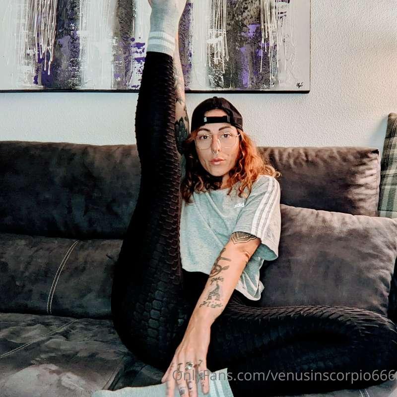 Cum help me stretch 😜 massage me. Lazy Sunday? 😈