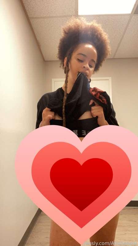 Hello lovely beings

Looks like Senpai was feeling herself today…no literally 😝

For Big Zaddy’s Master Sweetest Tooth’s eyes only 😏

#fyp #goober #cutie #naturalhair #workplay #petite #smallboobs #bubblebutt #softmoan #jiggle #multiracial #bisexual