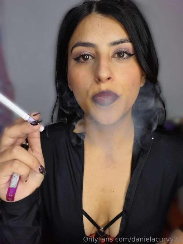 ⁉️Where are my fans, worshipping their queen of nicotine and..