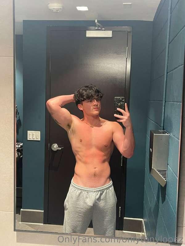 grey sweats for the win 👅