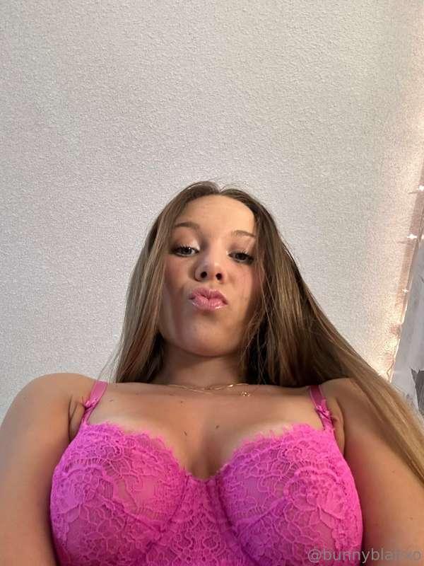 What do you think of my new pink bra ?💕🥰