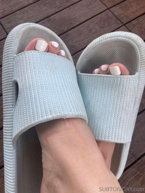 The toes are ready for a new pedicure! Going to go live at 7..