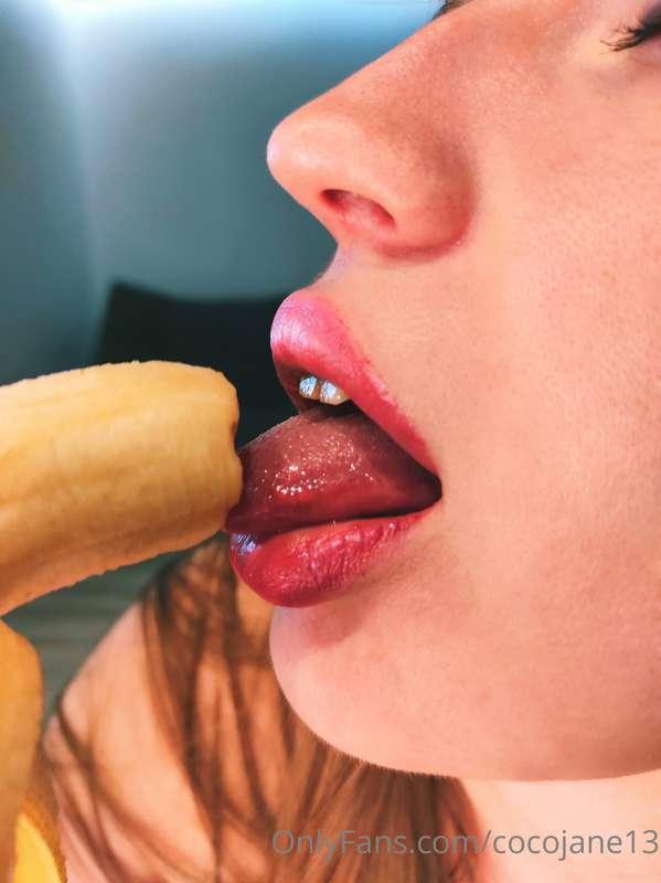 Babe, do you want to see this banana rubbing sexy on my nipp..