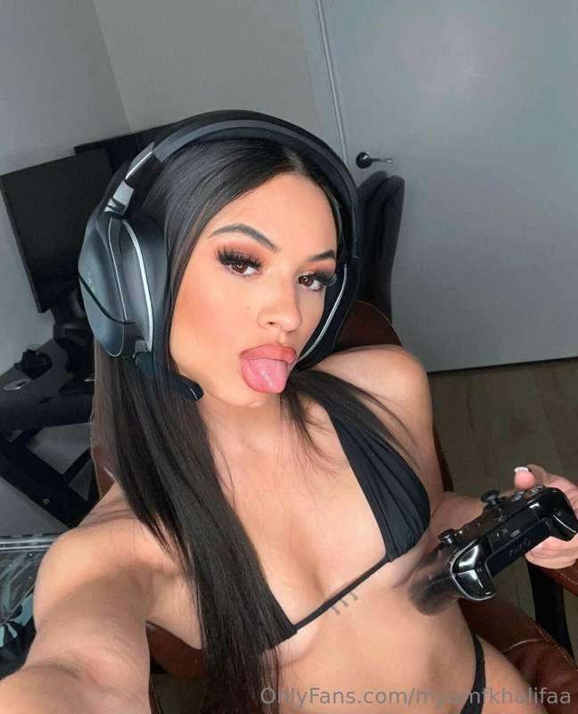 i could be your favorite distraction if you let me 😉