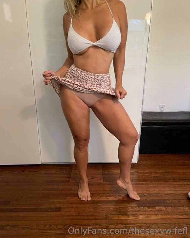Can you see my camel toe 😋😈