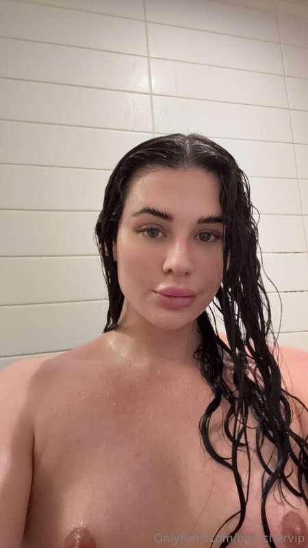 Little shower peak for you 🧼 🥰