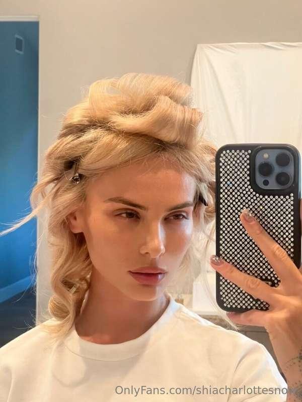 Getting ready for the next look👀😘