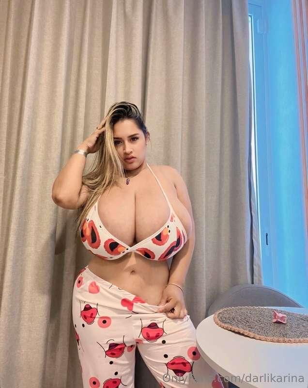 Elmo never expected to hold tits this big 😏🍪