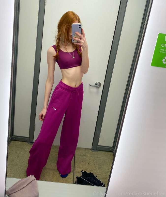 Finally found an open dressing room 💖💖 full set @redxxxsuede..