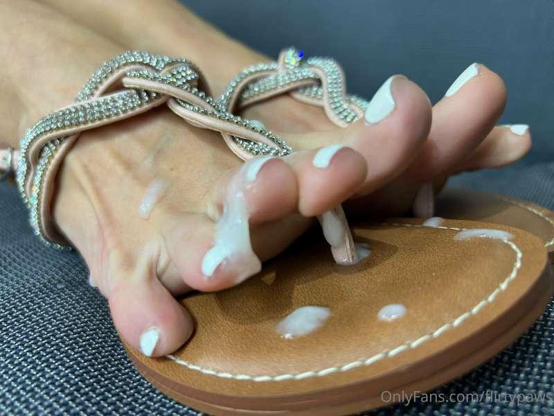 Aftermath of an afternoon quickie
Cumshot all over my sandal..