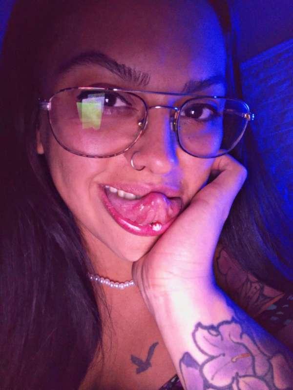 online and very hot love 🔥💦
TELL ME 😈