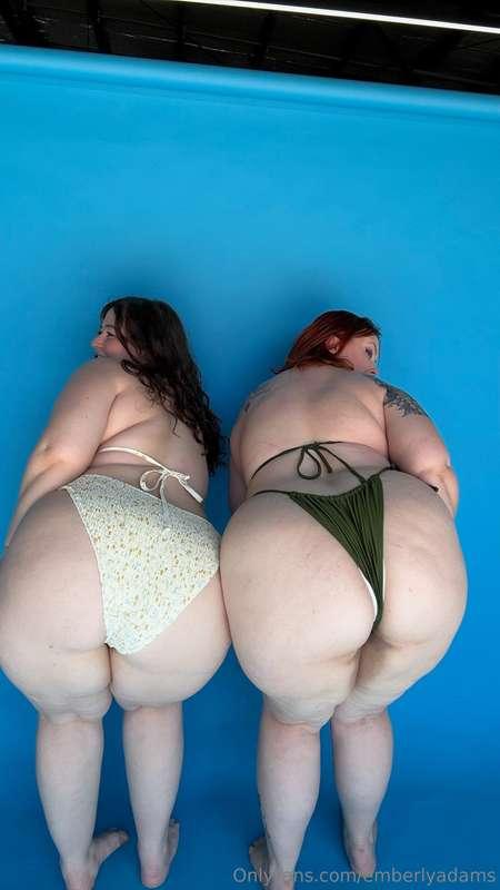 Sexy Saturdays look better with two curvy ladies smothering ..
