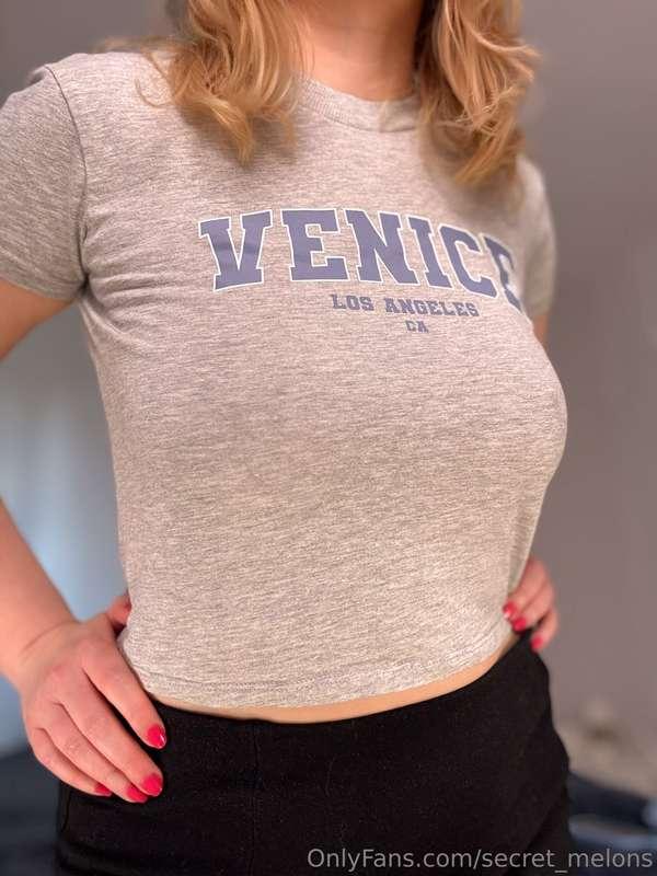 Casual braless under a T-shirt and look 👀 proof!!