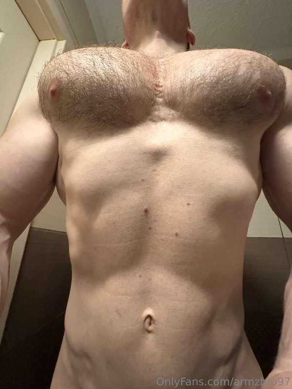 Massive hairy pecs!💪