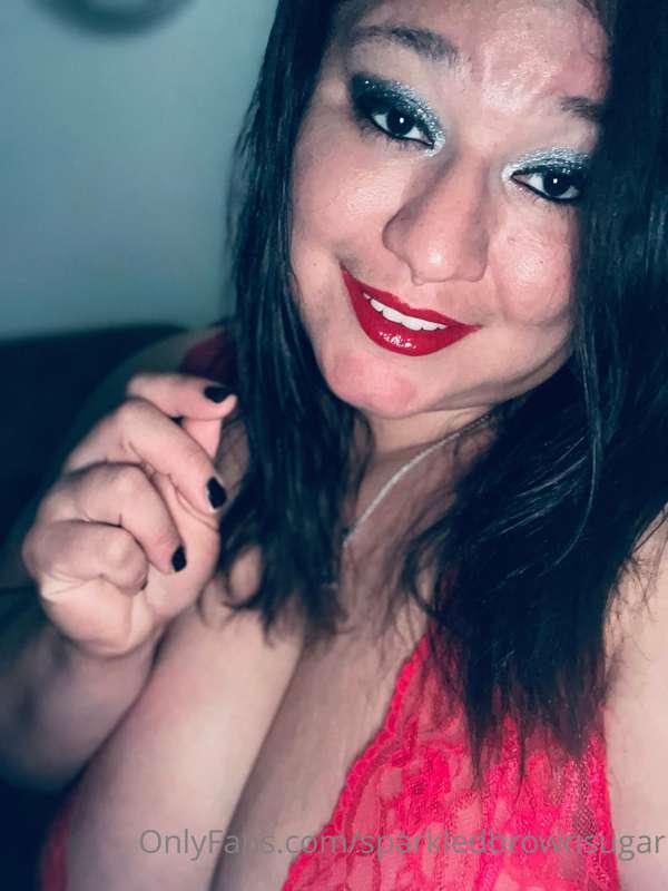 Document makeup selfie before striking a pose 🤳