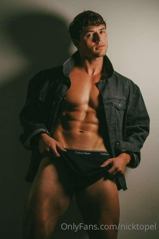 🚨 April Contest Alert 🚨

Enter to win exclusive pictures, Zo..
