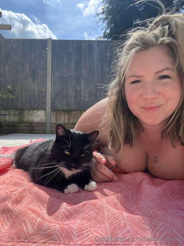 Is anyone else a sun worshipper? 😅☀️