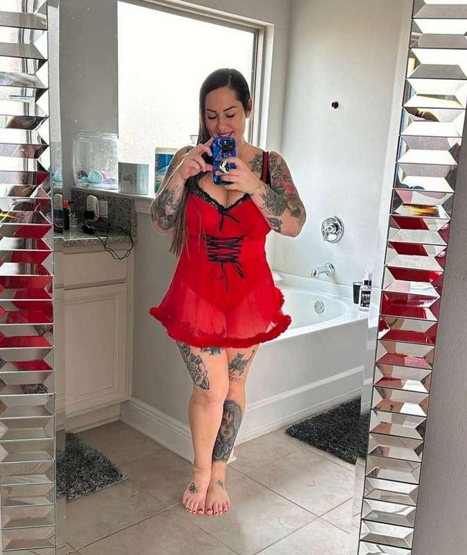 🚨🎂 @inkedmamii_freeis a hot MILF with curves in all the righ..