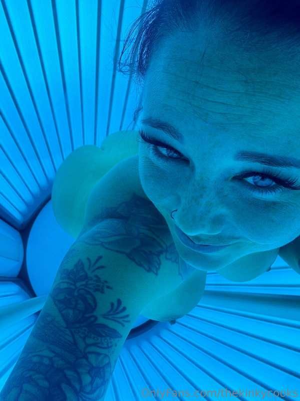 Getting some tanning in😜