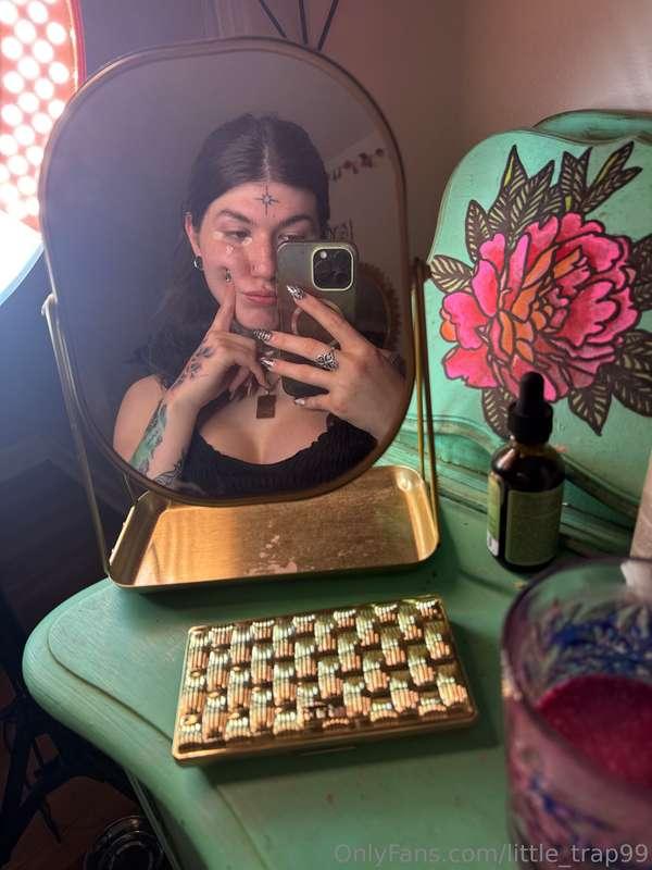 This mirror hides more than it shows… wanna peek?🙈