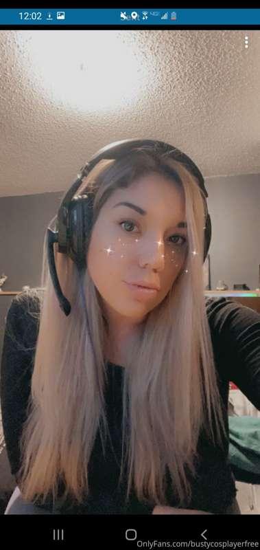My bestie made an OF!!! Shes a super hot stoner,, thick ass ..