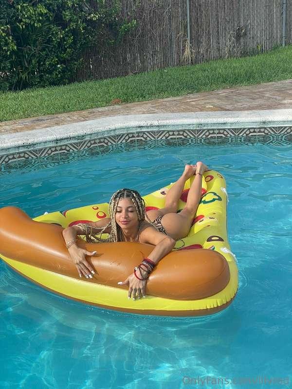 Happy Tuesday papi Just some of my Fav P's 
Pizza🍕
Pool 🏖️