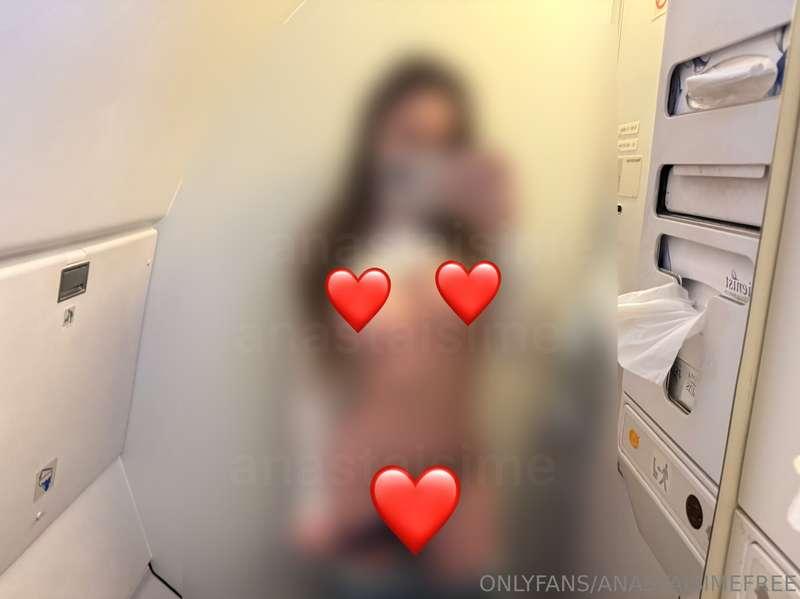 NUDES IN PLANE💦😈✈️ I went to the restroom and I'm sending yo..