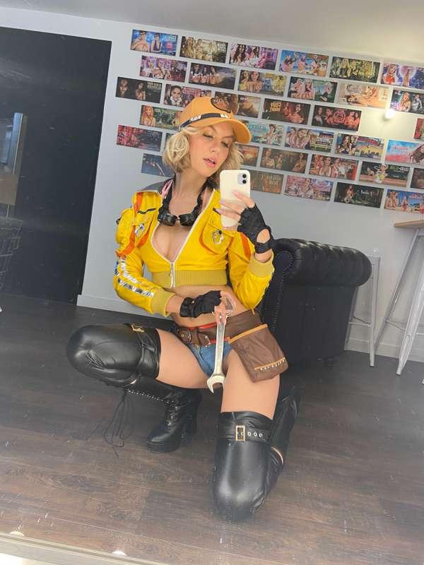 Soon there will be my update on istripper 🥵💛