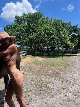 The only thing this cowgirl knows how to ride is cock😅