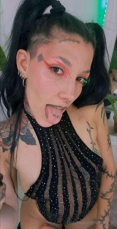 ✊🍆 QUEEN OF FLUIDS @YOURSEXYYDOLL NEEDS YOUR COCK TO SQUIRT ..