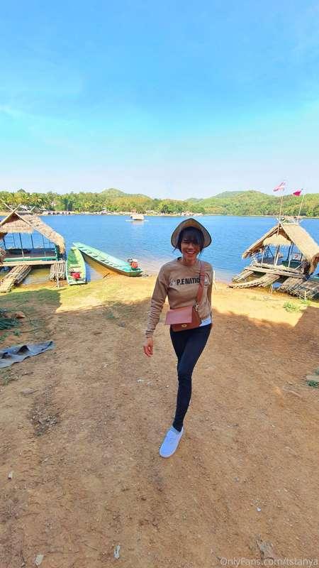 Yesterday I went rafting.It is a tourist destination near my..