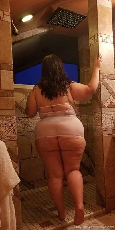 Tip to see the rest of the photos from this shower session 🚿..