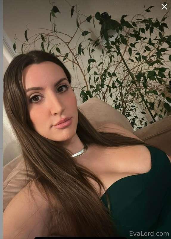 Take me on a date or just stay home and fuck??😈😝