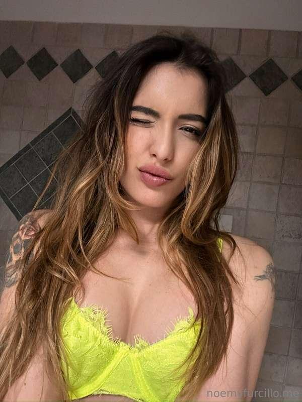 Con questo faccino.. ti ricordo che stasera sei mio e l'unic..
