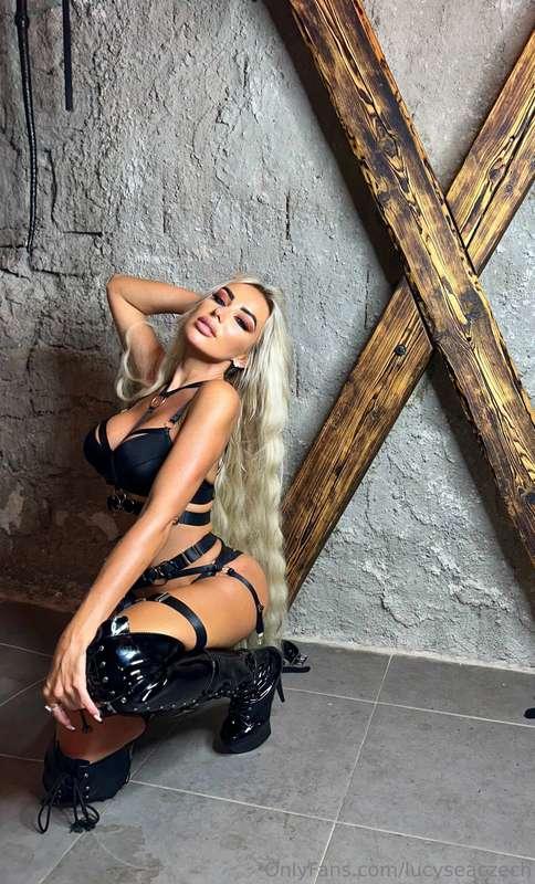 Budeš pěkně poslušnej chlapeček a budeš poslouchat svojí pan..