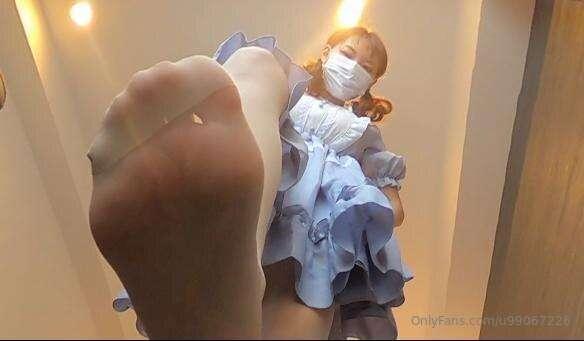 【360°VR】A maid tramples on her shrunken master and housekeep..