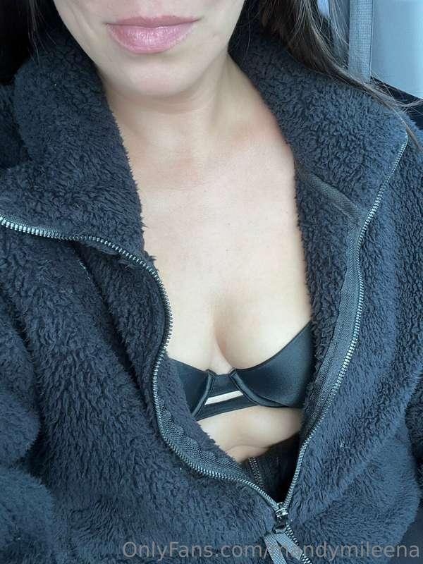 Doing some last minute shopping with my tits out. 🎁 🎄