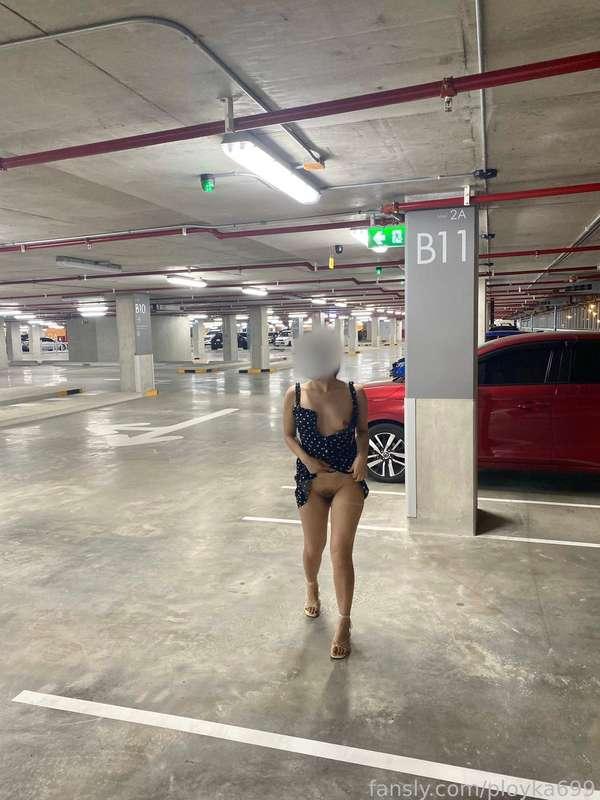 หาอะไรทำสนุกๆในลานจอดรถ / Find something fun to do in the parking lot.