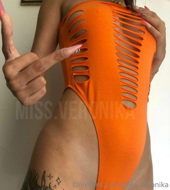 With this pretty nails you'd be fine even just getting flipp..