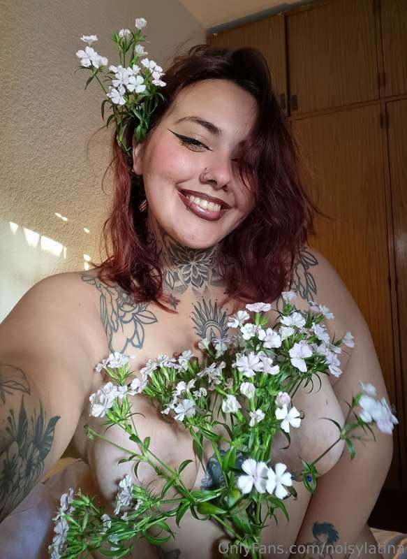 Every curve is a petal waiting to be explored 🌷💋