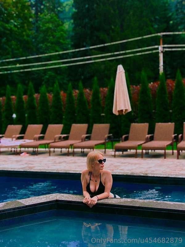 Warm pool, rays of sunshine all this lifts my spirits so muc..