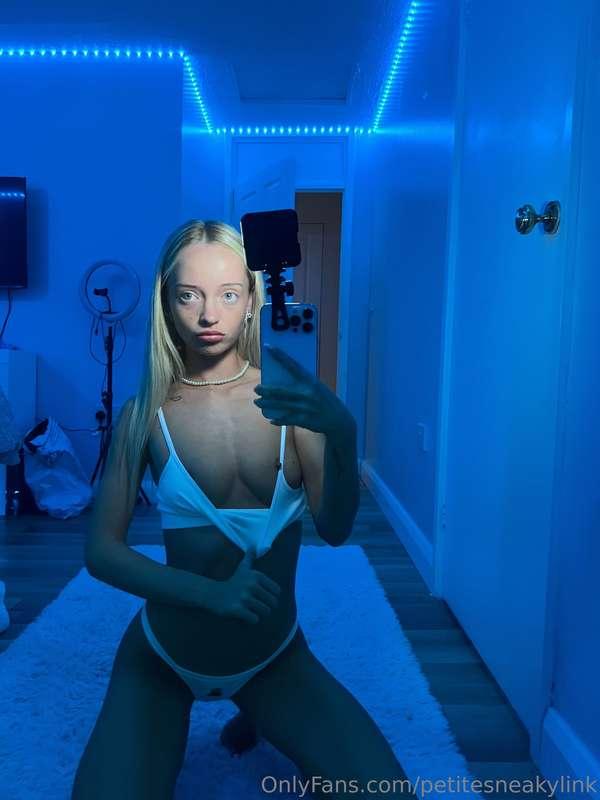 petitesneakylink image #0