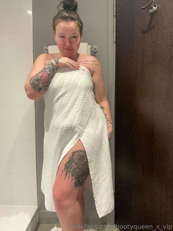 Swipe for the towel to come off ➡️😜