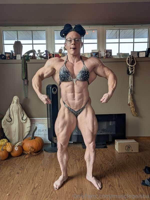 PHYSIQUE UPDATE!! Filmed May 30 2025! Quads lit, shoulders c..