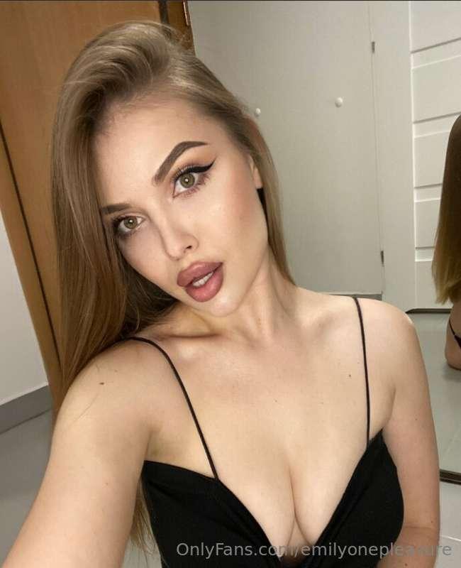 🔞 This babe @bbritneybb wants to be naughty for you 🔥 🔥 Her ..